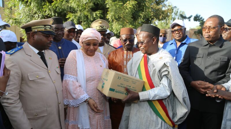 Souveraineté retrouvée : Le médecin Colonel Assa Badiallo TOURÉ à Ségou pour hisser haut le drapeau de la souveraineté sanitaire illustré par un don important d’équipements et de médicaments. 