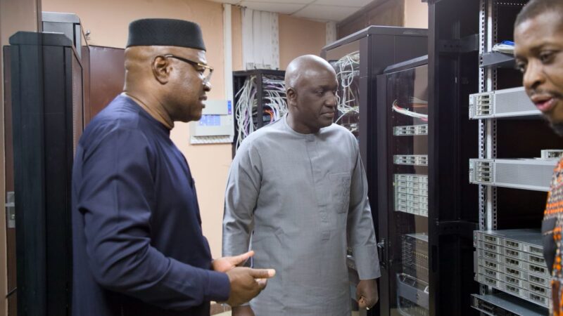 Continuité des services : le Médecin Général de Brigade Boubacar DEMBELE inspecte les installations solaires